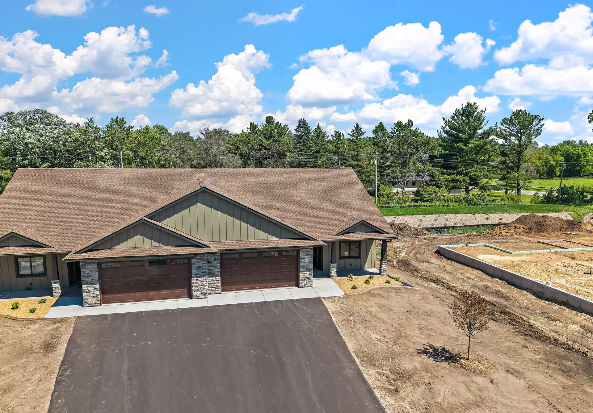1060 Legend Lane photo 4